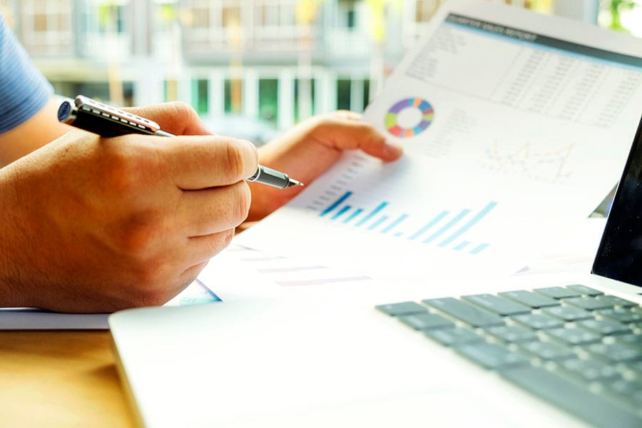 Pengusaha menganalisa risiko bisnis online