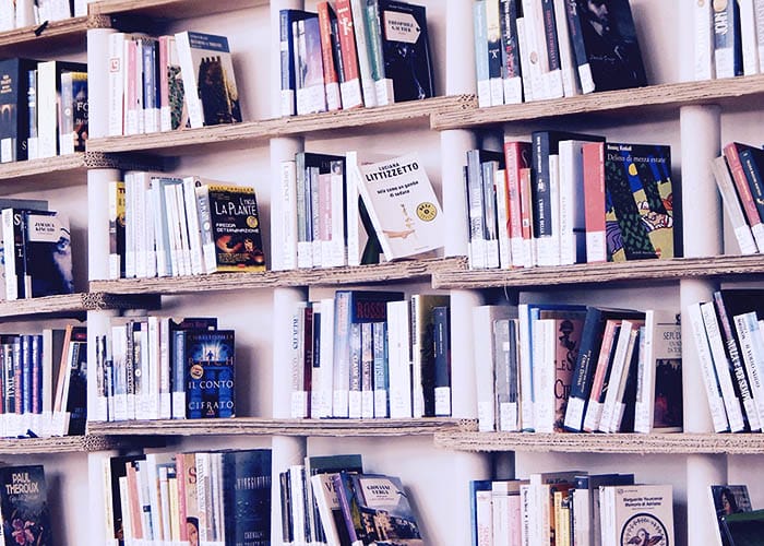 rayakan hari buku nasional dengan membaca buku tentang bisnis