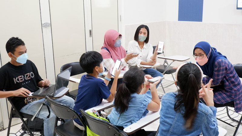 Side-to-side : Teacher and Technology as Part of the Education Process