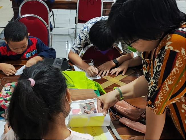 Anak-anak didampingi pelatih mengunjungi perpustakaan - Sumber: dokumentasi lembaga