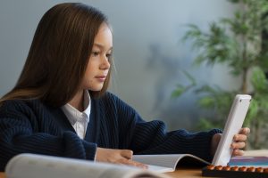 Belajar Bahasa Inggris di LEAP vs Sekolah: Apa Bedanya?