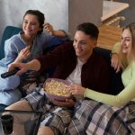 Belajar Bahasa Inggris Lewat Film: Cara Asyik Upgrade Skill Saat Liburan