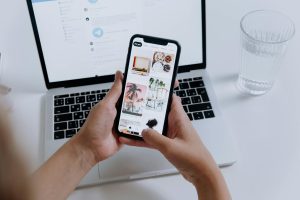 Perbandingan PowerPoint vs Canva, Mana yang Paling Bagus? 2 pexels cottonbro 5077039