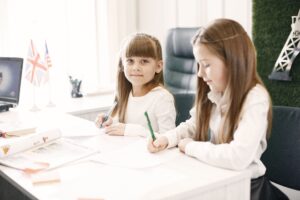 Belaajr bahasa Inggris anak itu memang diperlukan dari sekarang